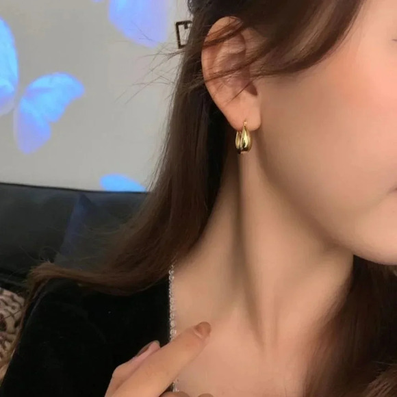 Minimalist Hoop Huggie Earrings Silver or Gold - Picture 6 of 7